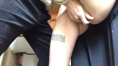 Squirt v školskej kúpeľni, skutočný spenený orgazmus - môj učiteľ sa snažil